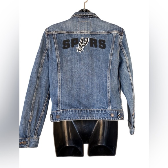 Levis NBA San Antonio Spurs
Womens Denim Trucker Jacket Jean
Size L large used - Picture 2 of 13
